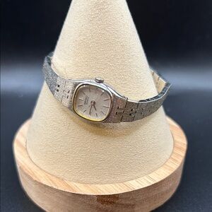 Pretty ladies Seiko watch. Untested, needs battery.